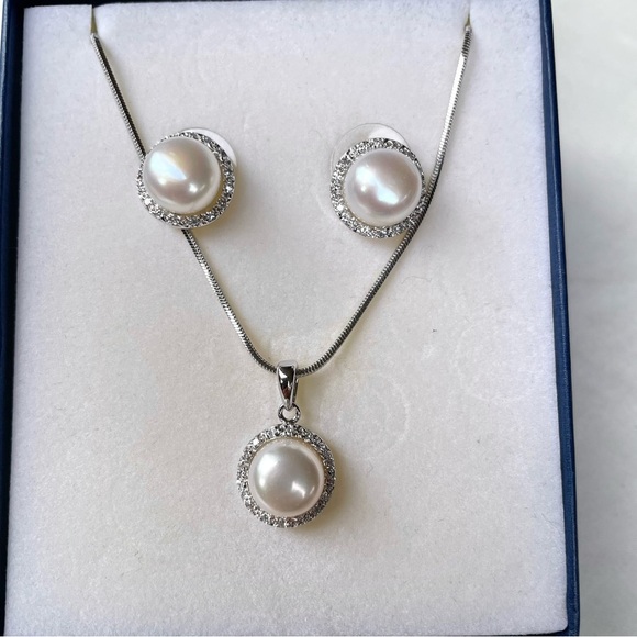 Elegant Silver and White Pearl Jewelry Set - Picture 3 of 6